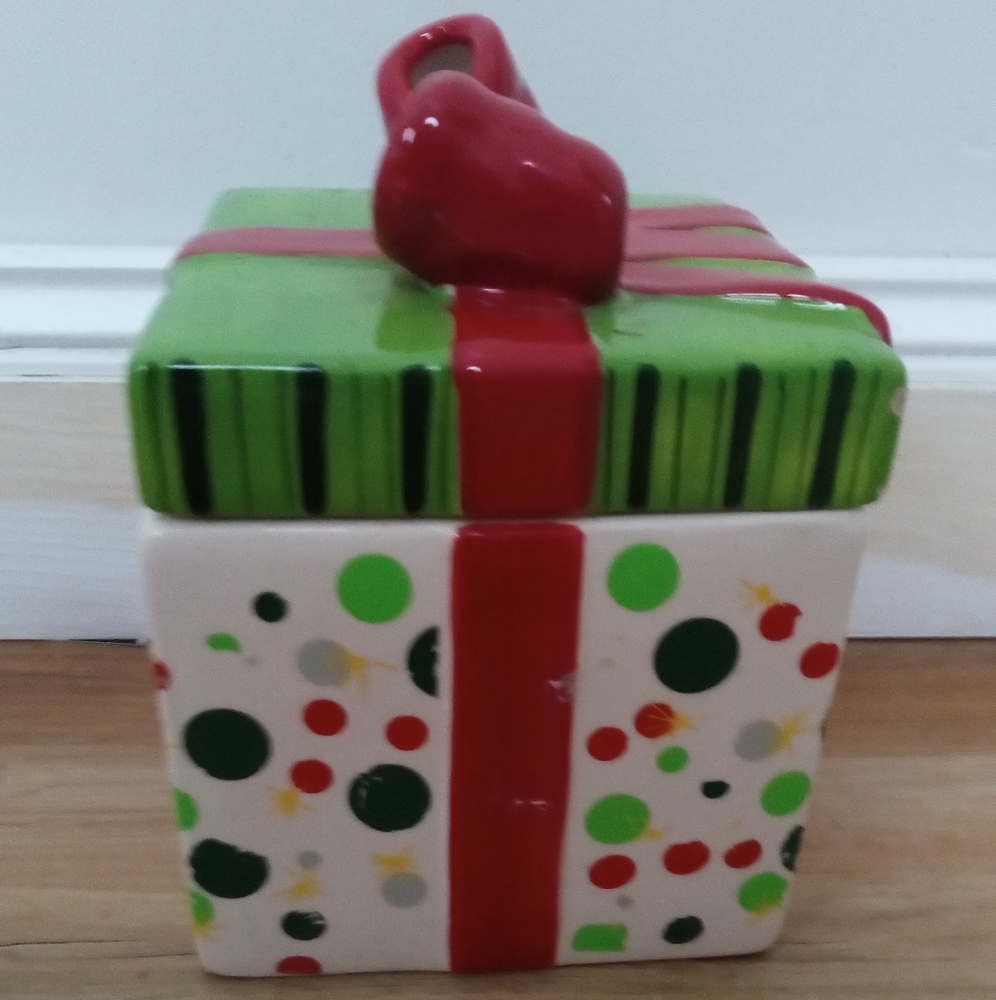 David's Cookies Holiday Cookie Jar Christmas Present - Ceramic Jar with Lid - Picture 4 of 10
